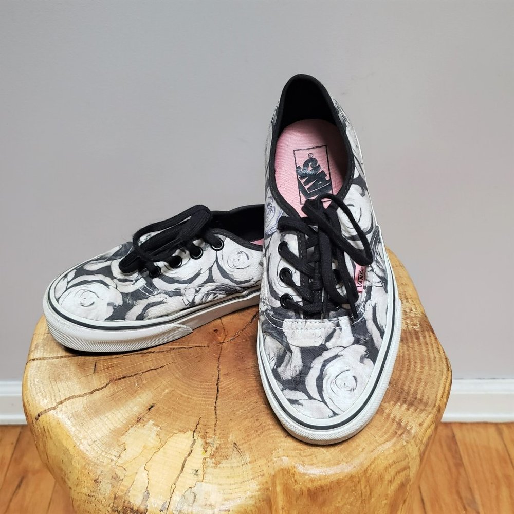 Black/ White Floral Vans shoes with black shoelace